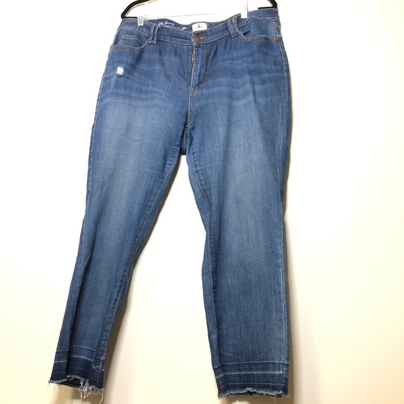 D/C Cropped plus sized women’s jean frayed hem 16 - Picture 6 of 9